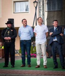 Barwny korowód z okazji TKB przeszedł przez Wisłę